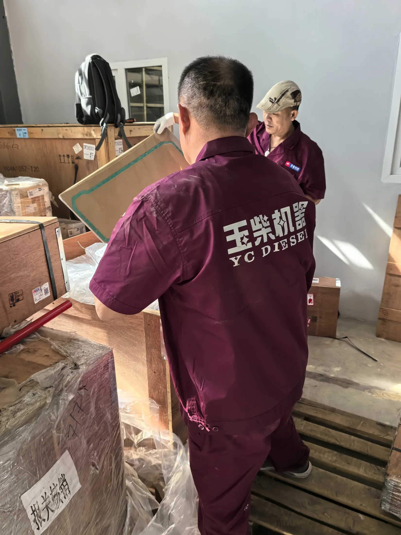 技术人员核对备件与总成